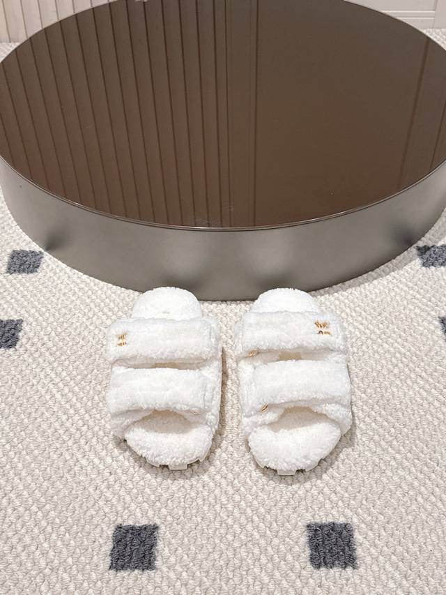 Miu Miu羊毛拖，行走的温柔云朵～蓬松羊毛裹住双脚，软到心尖儿，秋冬凉意瞬间被隔绝。简约又带点精致感，宅家时慵懒自在，搭配小裙裙出街也很吸睛，让每一步都像踩