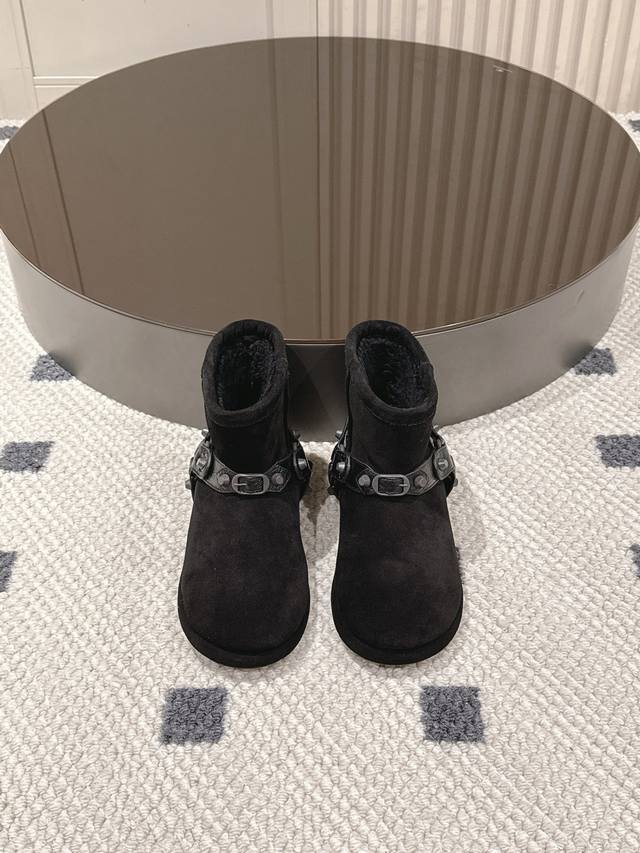 码数35-40 41定做 Balenciaga 2025 秋冬滑雪系列雪地靴，简直是时尚与功能的完美融合，早就被超多明星网红疯狂种草啦 这次设计师真的太绝，大胆
