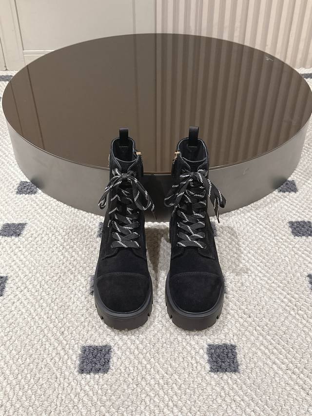 牛反绒 。牛皮面 。码数35-40 41定做 Prada 2025 新款系带厚底靴惊艳亮相，直接美出新高度！ 5Cm的厚底设计，不仅悄咪咪帮你拉长腿部线条，营造