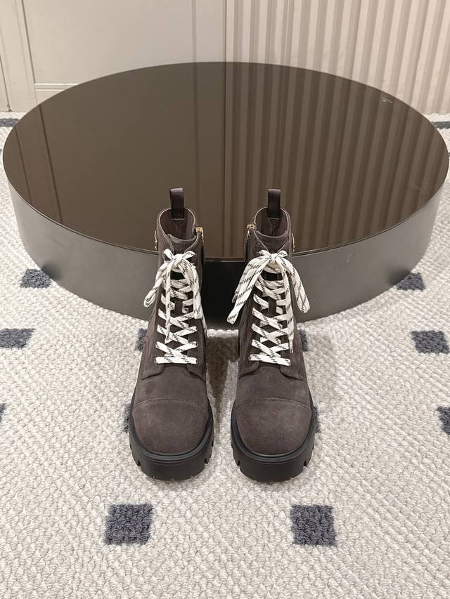 牛反绒 。牛皮面 。码数35-40 41定做 Prada 2025 新款系带厚底靴惊艳亮相，直接美出新高度！ 5Cm的厚底设计，不仅悄咪咪帮你拉长腿部线条，营造