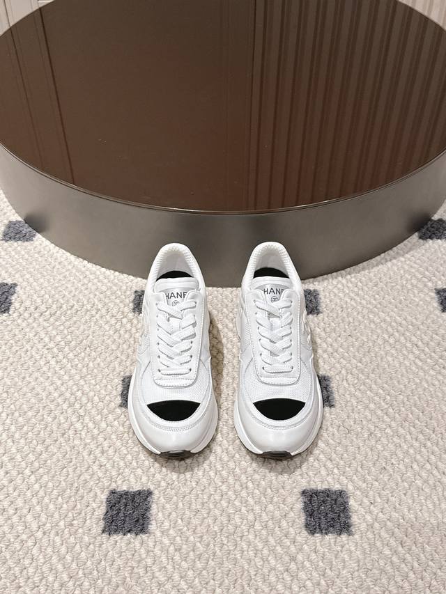 码数35-40。 小香2025高跟运动鞋，经典的黑白配色，延续了香奈儿一贯的优雅与简约，怎么搭都不会出错；少女心满满的粉色款， 温柔又吸睛，为整体造型增添了一抹