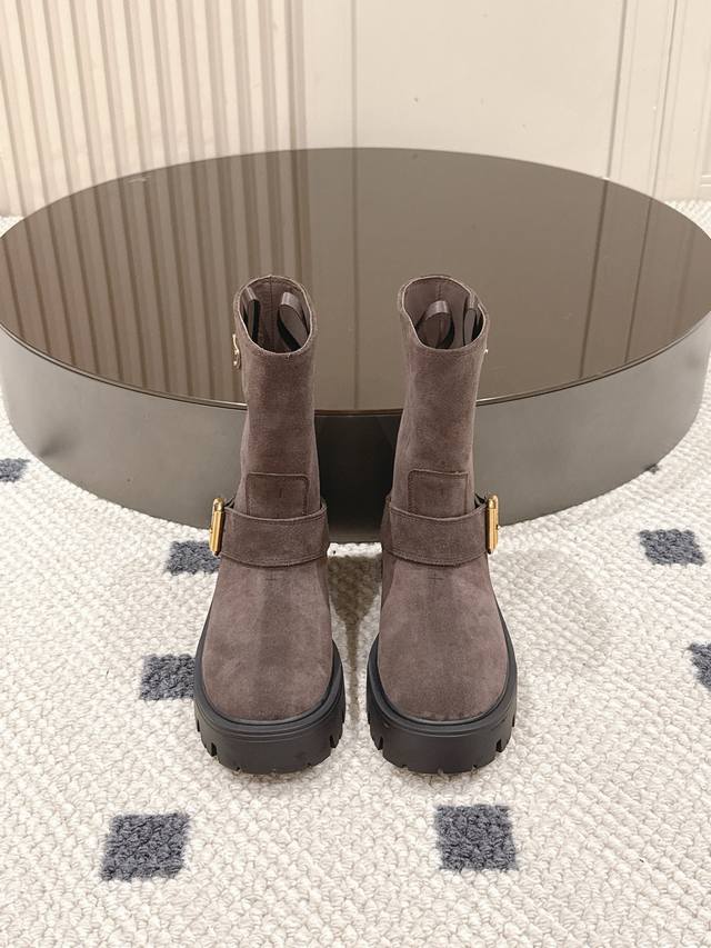 牛反绒 。牛皮面 。35-40 41定做 Prada 2025 新款厚底 5Cm 靴子强势来袭，这谁能忍住不心动！ 经典的Prada三角标低调又奢华，彰显着品牌