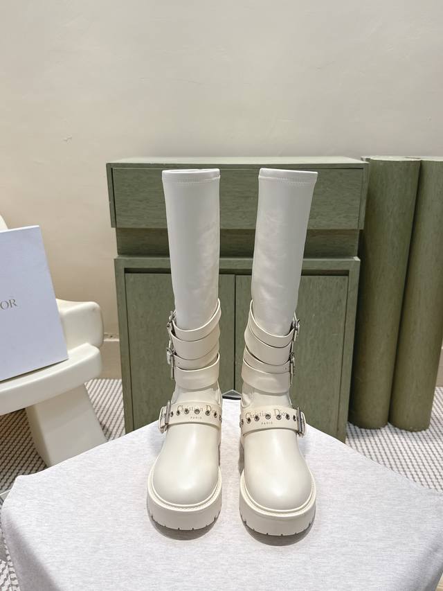 代购级 Dior迪奥2025S新款中靴高筒靴布洛克长靴 25秋冬成衣系列新品，彰显高订魅力。黑色橡胶效果牛皮革筒形设计，侧面饰以银色拉链饰面提升格调。搭配厚实而