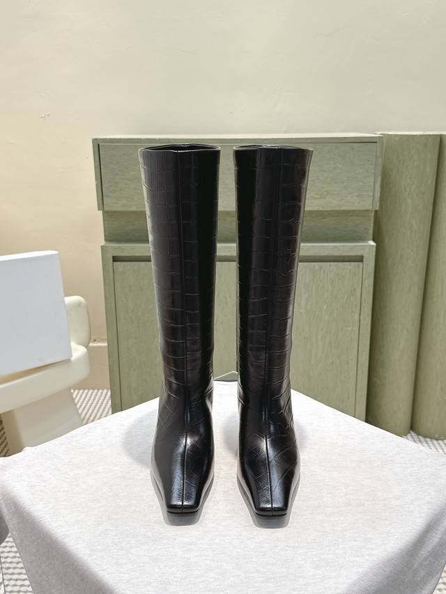 代购级 Khaite2025秋冬新款方头猫跟靴时尚高筒靴 小方头加小猫跟，很有腔调的 靴口有点斜切设计，新颖不单调！ 好看好看，也很好穿搭，爱了爱 鞋面：原版牛