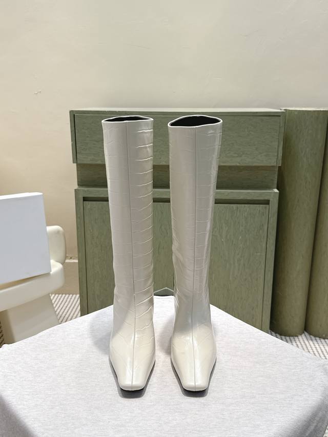 代购级 Khaite2025秋冬新款方头猫跟靴时尚高筒靴 小方头加小猫跟，很有腔调的 靴口有点斜切设计，新颖不单调！ 好看好看，也很好穿搭，爱了爱 鞋面：原版牛