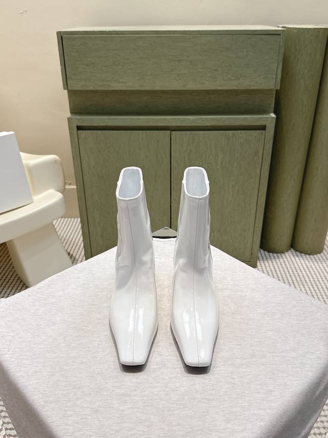 代购级 Khaite2025秋冬新款方头猫跟靴时尚短靴 小方头加小猫跟，很有腔调的 靴口有点斜切设计，新颖不单调！ 好看好看，也很好穿搭，爱了爱 鞋面：开边珠牛