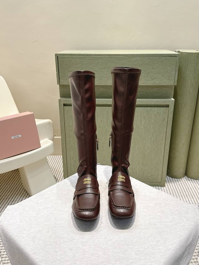 代购级 Miumiu谬谬25S新款高筒乐福拼接弹力靴皮靴 巨显瘦 大胆的拼接款式设计，未来感与经典碰撞 重构随性华美 充满活力、艺术、新鲜感风格随性的华美，这款