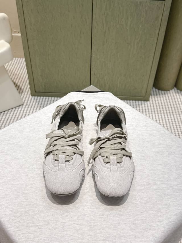 代购级 Acne Studios 25Ss 春夏季新款走秀款芭蕾鞋 可以说每一双都是可以珍藏的鞋子 今年这款芭蕾鞋真的是太美了 设计搭配芭蕾舞鞋瞬间仙儿到爆！