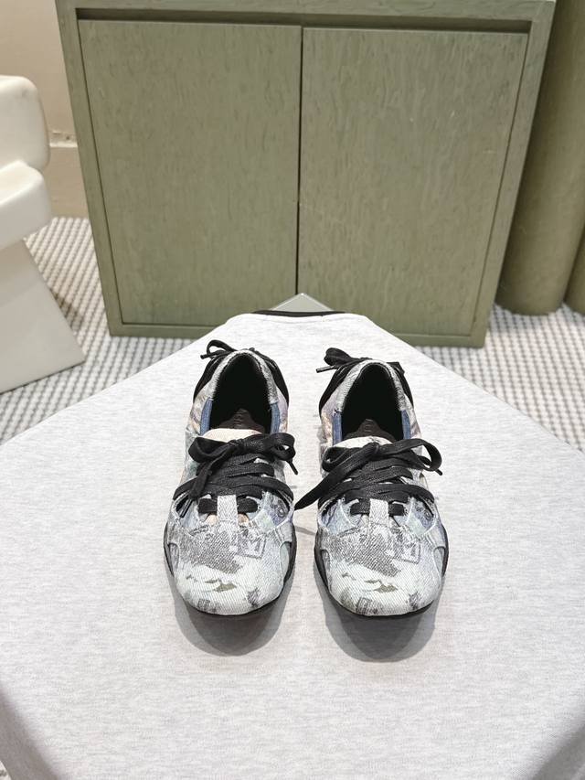 代购级 Acne Studios 25Ss 春夏季新款走秀款芭蕾鞋 可以说每一双都是可以珍藏的鞋子 今年这款芭蕾鞋真的是太美了 设计搭配芭蕾舞鞋瞬间仙儿到爆！
