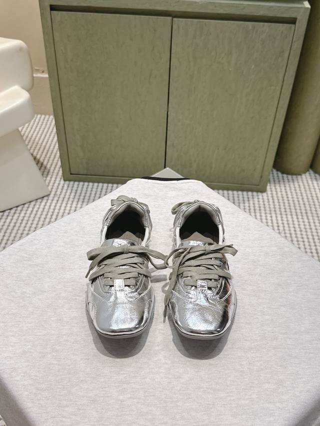 代购级 Acne Studios 25Ss 春夏季新款走秀款芭蕾鞋 可以说每一双都是可以珍藏的鞋子 今年这款芭蕾鞋真的是太美了 设计搭配芭蕾舞鞋瞬间仙儿到爆！