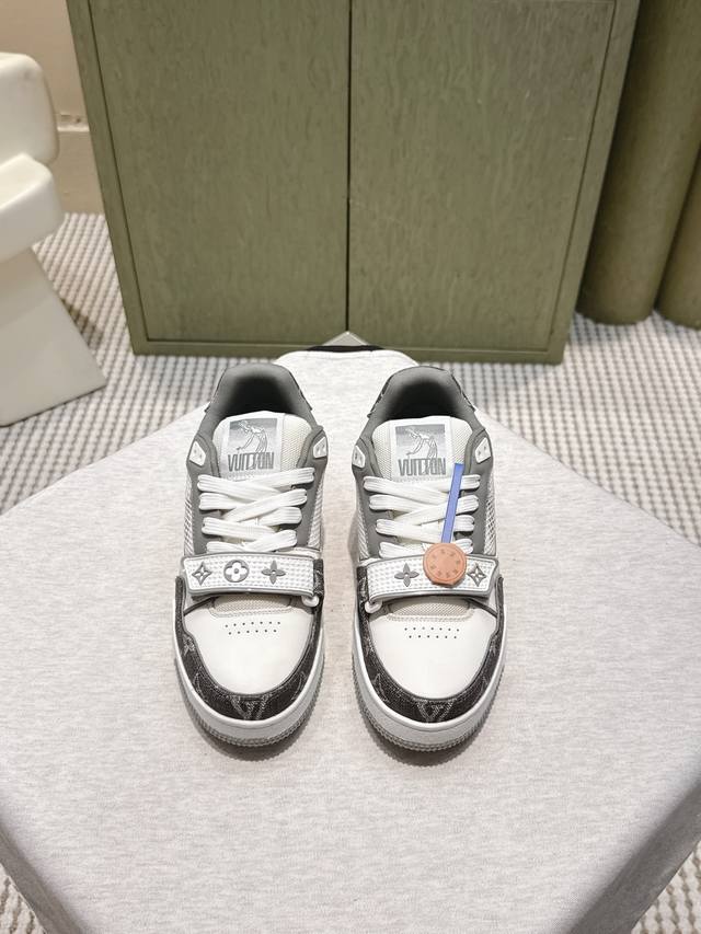 莞产代购级 官网同步盒包装 Louis Vuitton 25Ss 驴家的爆款！Trainer板鞋，每个人都必须入的款，绝不后悔！ 超级百搭高级！什么衣服都好搭。