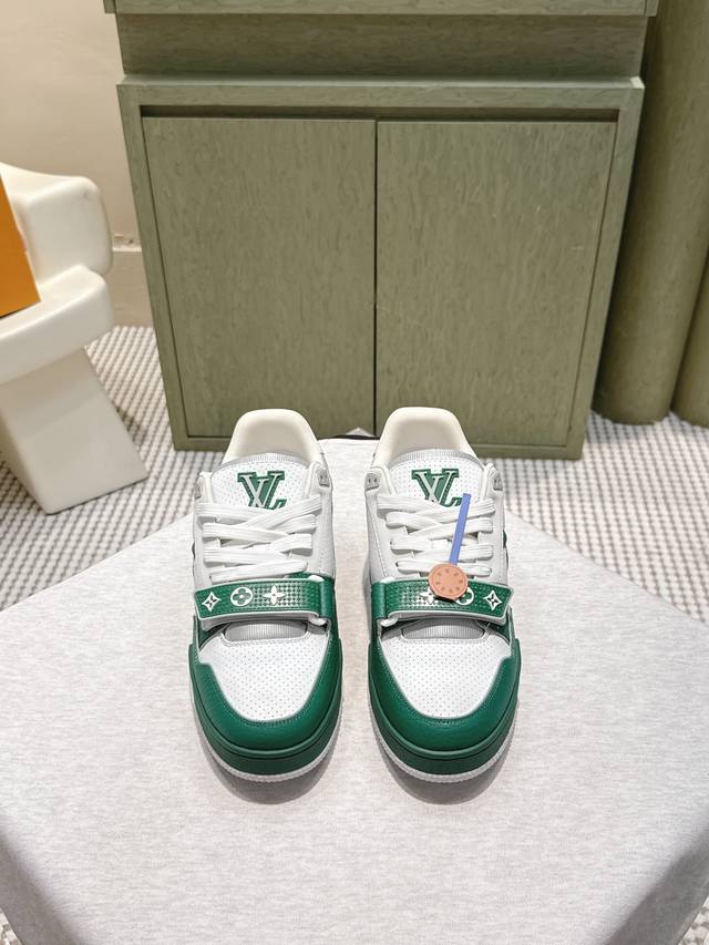 莞产代购级 官网同步盒包装 Louis Vuitton 25Ss 驴家的爆款！Trainer板鞋，每个人都必须入的款，绝不后悔！ 超级百搭高级！什么衣服都好搭。