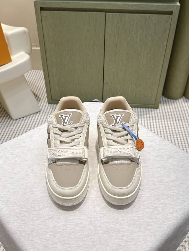 莞产代购级 官网同步盒包装 Louis Vuitton 25Ss 驴家的爆款！Trainer板鞋，每个人都必须入的款，绝不后悔！ 超级百搭高级！什么衣服都好搭。