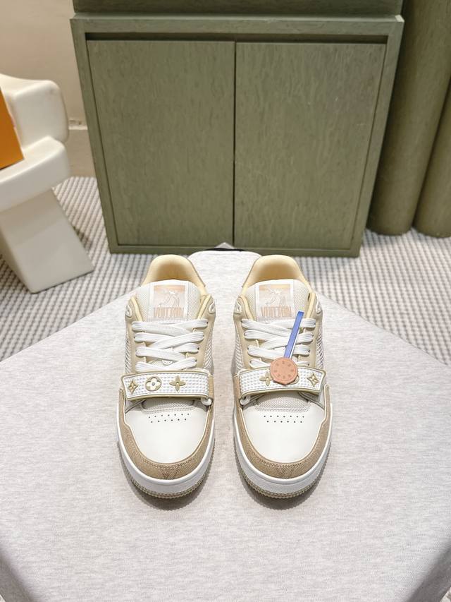 莞产代购级 官网同步盒包装 Louis Vuitton 25Ss 驴家的爆款！Trainer板鞋，每个人都必须入的款，绝不后悔！ 超级百搭高级！什么衣服都好搭。