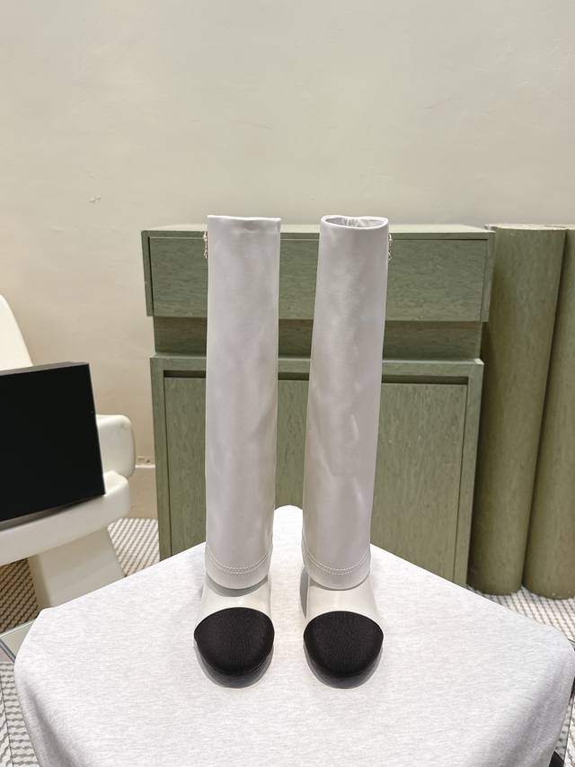 代购级 Chanel 25B New Arrival～小香25秋冬高靴新品 直筒显腿长的亮点，一眼小香！ 看似有点夸张，但搭配高高宽宽的靴筒，实则协调大气的呢！