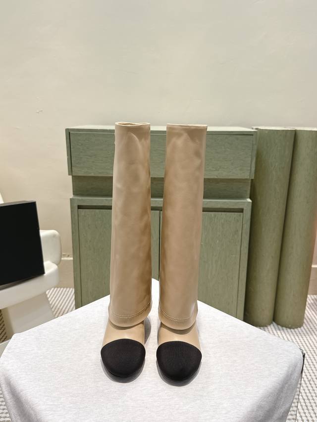 代购级 Chanel 25B New Arrival～小香25秋冬高靴新品 直筒显腿长的亮点，一眼小香！ 看似有点夸张，但搭配高高宽宽的靴筒，实则协调大气的呢！