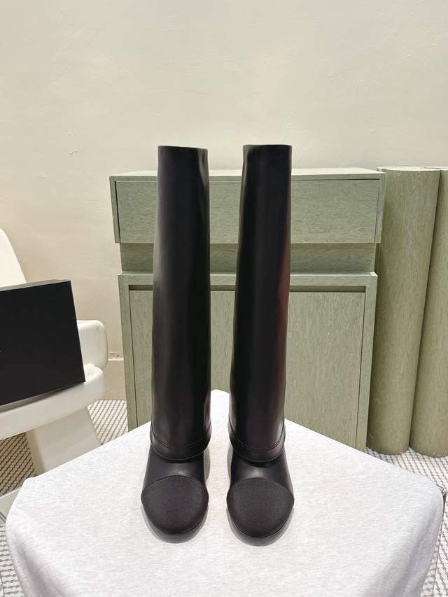 代购级 Chanel 25B New Arrival～小香25秋冬高靴新品 直筒显腿长的亮点，一眼小香！ 看似有点夸张，但搭配高高宽宽的靴筒，实则协调大气的呢！