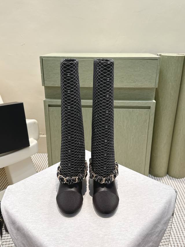 代购级 Chanel 25B New Arrival～小香25秋冬高靴新品 大链条穿皮的亮点，一眼小香！ 看似有点夸张，但搭配高高宽宽的靴筒，实则协调大气的呢！