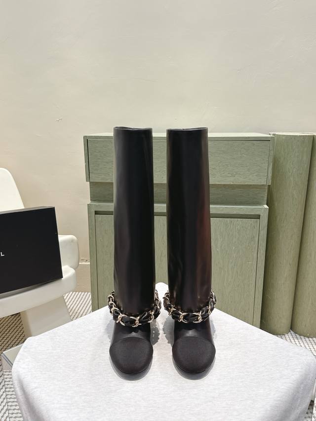 代购级 Chanel 25B New Arrival～小香25秋冬高靴新品 大链条穿皮的亮点，一眼小香！ 看似有点夸张，但搭配高高宽宽的靴筒，实则协调大气的呢！