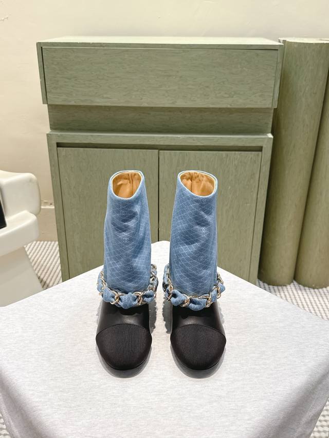 代购级 Chanel 25B New Arrival～小香25秋冬高靴新品 大链条穿皮的亮点，一眼小香！ 看似有点夸张，但搭配高高宽宽的靴筒，实则协调大气的呢！