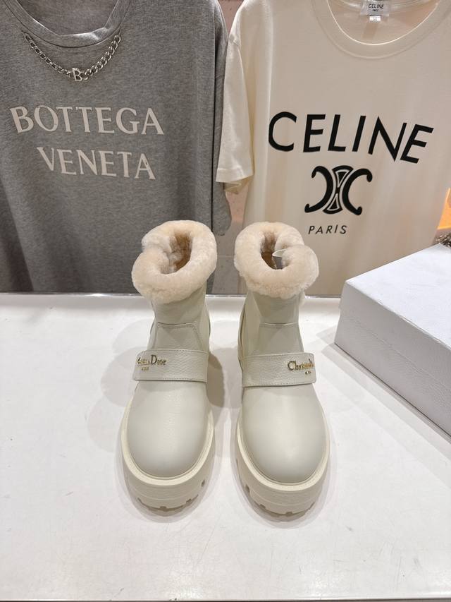 高版本出厂 Dior 迪奥D家F037 2025Ss秋冬新品羊毛里平底短靴，经久不衰的马丁靴造型，彰显经典设计，市场顶级版本 采用柔软牛皮制作，打造休闲又不失优