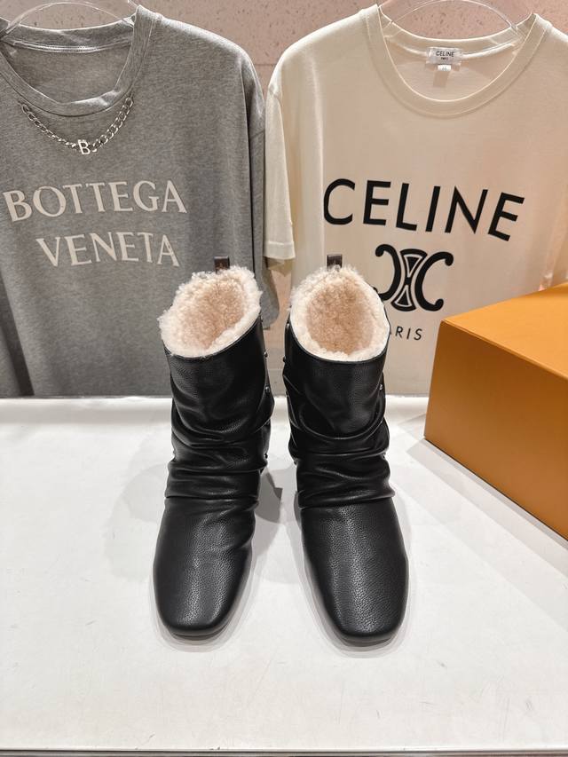 高版本出厂 Louis Vuitton 25Ss Lv驴牌秋冬新款保暖短靴雪地靴 楦型百搭瘦脚Yyds.造型立体饱满，气质满满 上脚保暖舒适 非常复古风、气场十