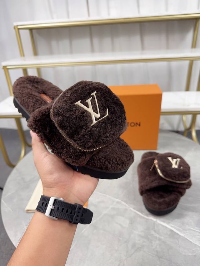 驴家Lv路易威登 爆款上市 Louis Vuitton 2025新款羊毛拖鞋细柔软羊毛 頂级品质纯皮毛一体直毛打造！超温暖的感觉，穿上仿佛踩在云朵上Lv经典老花