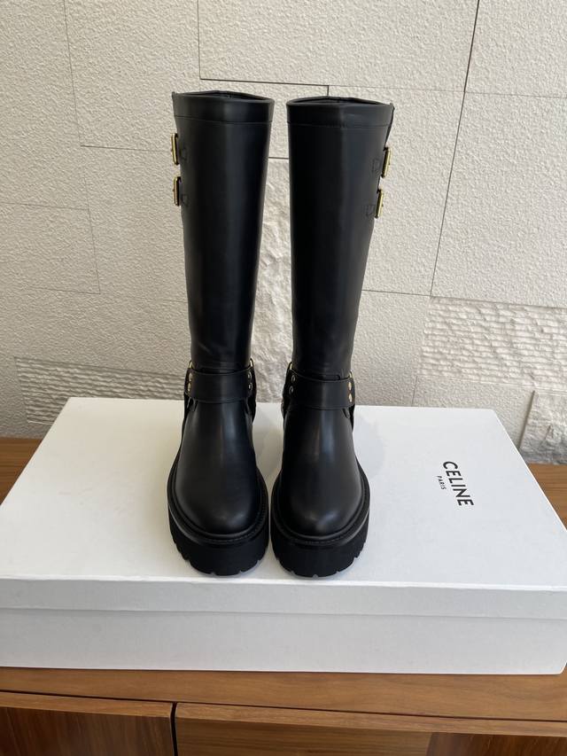 顶级版本: Celine 赛琳 2025 秋冬新款 圆头 金属扣带 厚底 机车靴 Celine 这款黑色高筒机车靴，头层牛皮+羊皮内里，柔软舒适又透气。双金属扣