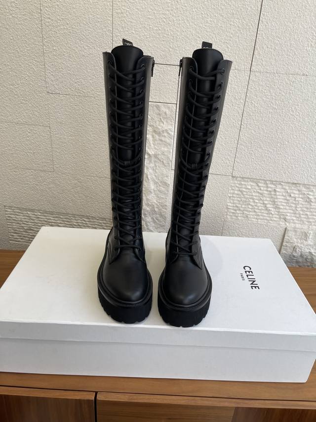 顶级版本: Celine 赛琳 2025 秋冬新款 圆头 厚底 系带骑士靴 Celine 这款骑士靴定制蜡感小牛皮+进口小羊皮内里，质感超细腻！长筒鞋筒外侧配以