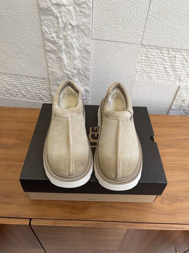 顶级版本: Ugg 2025 秋季新款 男女同款 Tasman Lug 塔斯曼 休闲款 一脚蹬 Ugg这款男女同款Tasman Lug 塔斯曼休闲款一脚蹬，方便