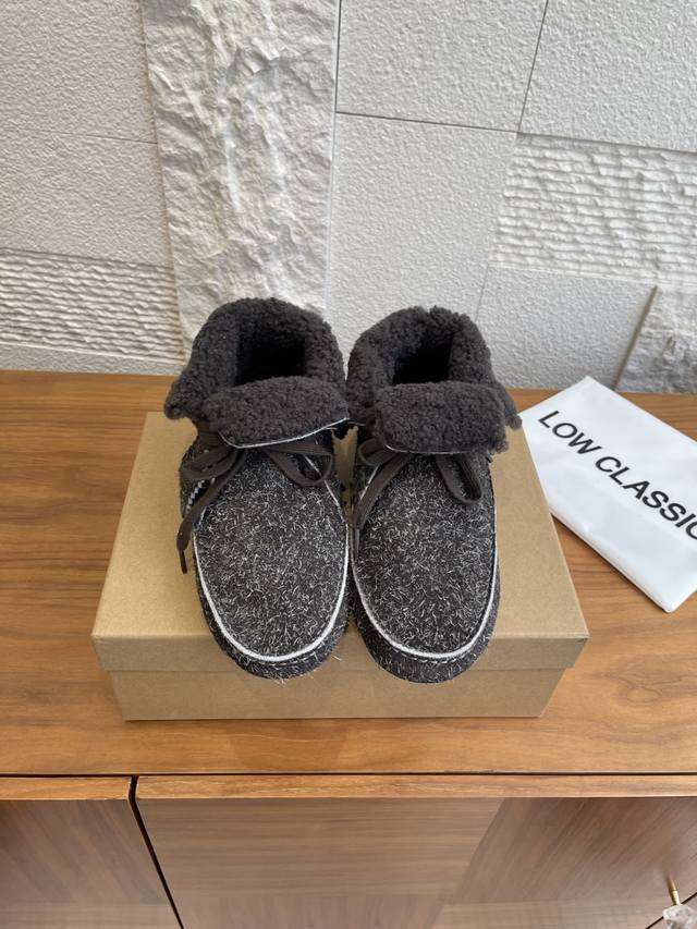 顶级版本: Low Classic 韩国设计师品牌 25早秋新款 Shearling莫卡辛鞋 毛毛鞋 雪地靴 Low Classic这款Shearling莫卡辛