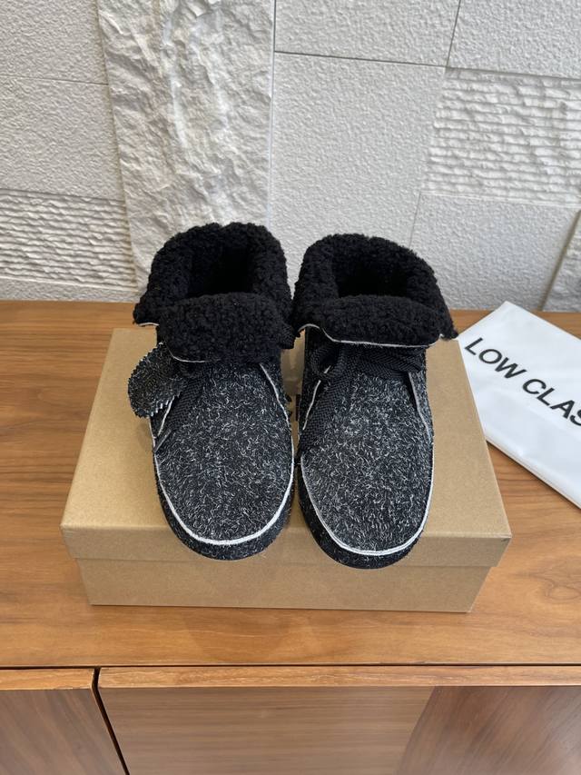 顶级版本: Low Classic 韩国设计师品牌 25早秋新款 Shearling莫卡辛鞋 毛毛鞋 雪地靴 Low Classic这款Shearling莫卡辛
