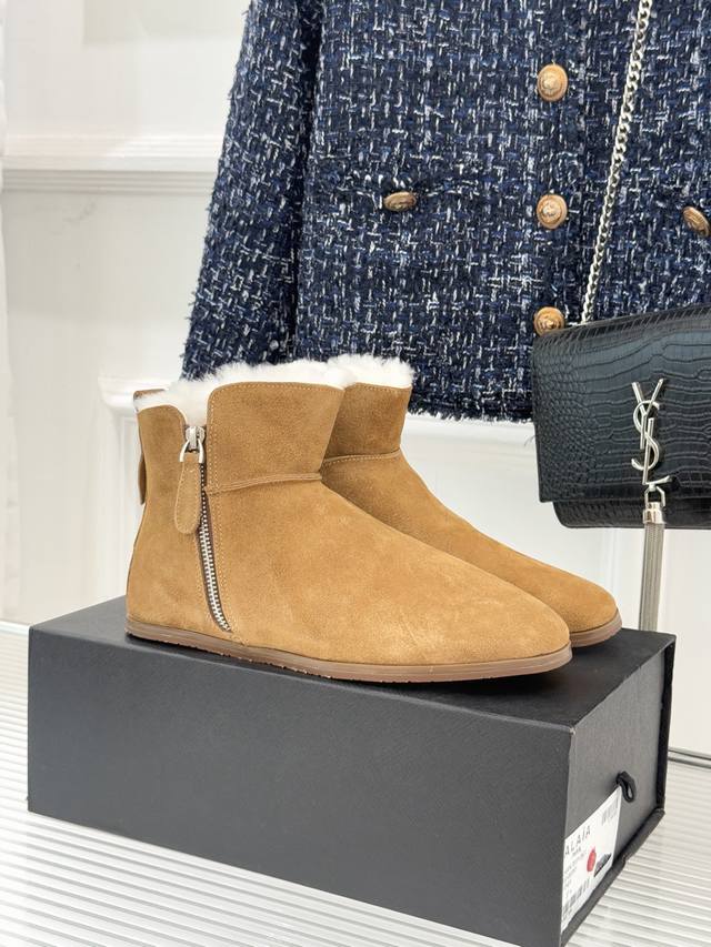 厂价 Alaia｜阿莱亚25Wf新品极简侧拉链 复古雪地靴 当建筑感工艺邂逅冬日暖意 这款靴便成了寒冷季的风格答案 是 简约本质 与复古美学完美融合 靴身以质感