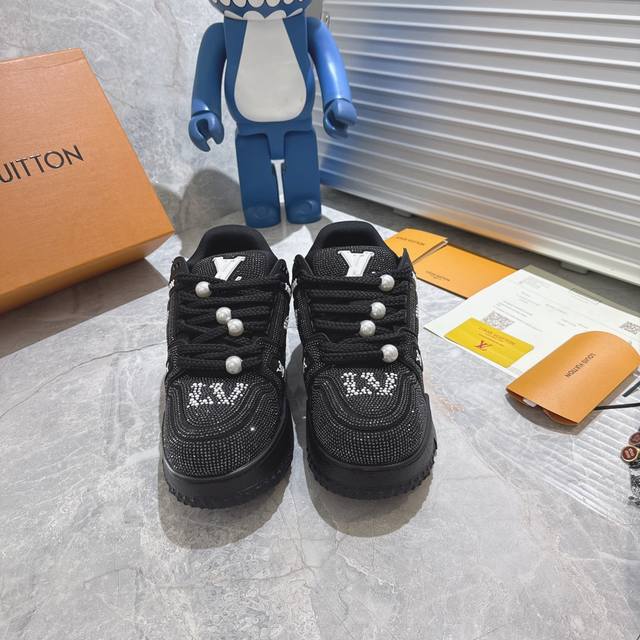 出厂 满钻 Lv Trainer Maxi 小胖丁列系面包鞋 驴牌23S时尚秀走款 原版完楦美型 多次调试 鞋面独家订细制柔小牛皮 厚织实物鞋带 独家私模超轻T