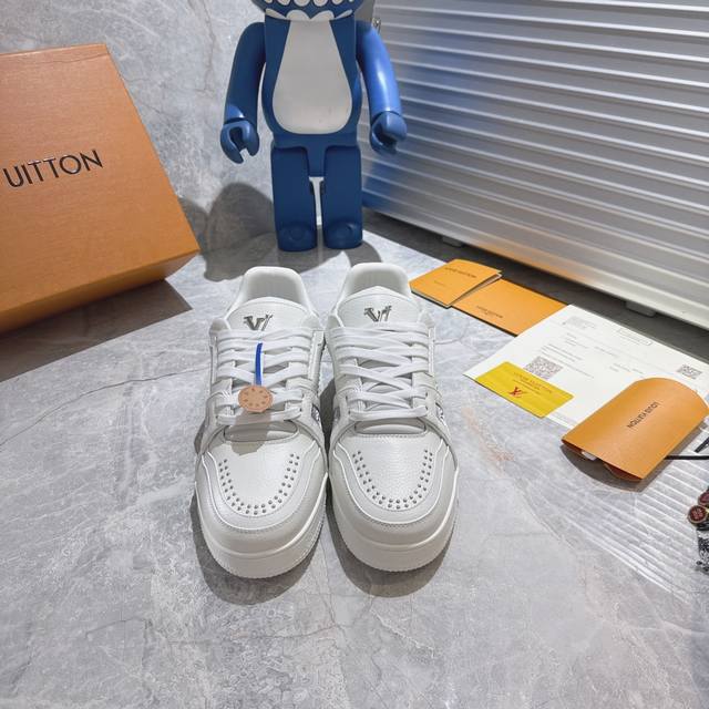 出厂 市面最高性价比版本底气十足 驴家Lv Trainer 原版完美楦型 品控胜过市面百分之95。 欢迎大家拿去与市面高于几十元的版本相互对比！ Tpu大底材料