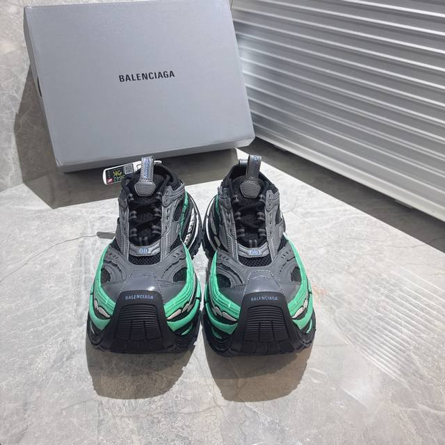 出厂 Ice版本 Platform Reduced黑色、灰色和红色网布、聚氨酯和聚酯纤维运动鞋。 不含皮革 网布、聚氨酯和聚酯纤维 做旧效果 85毫米Platf