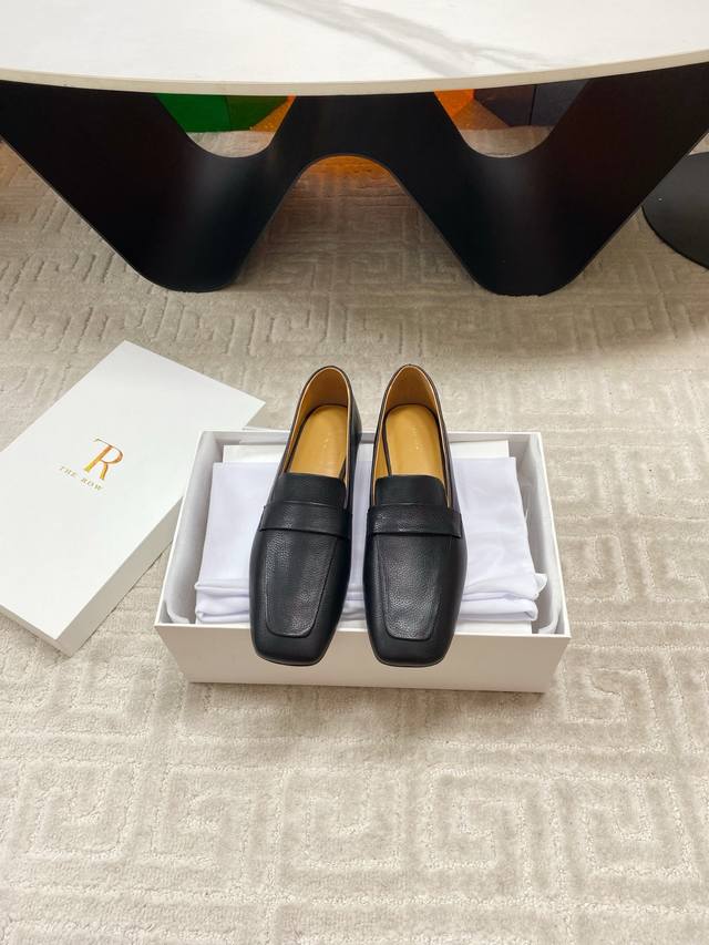 出厂 The Row小众潮牌25Vs秋季新款系列 平底单鞋 原版一比一打造舒适度、包裹性都比较好。个性十足，很好驾驭各种风格衣服搭配 面料:原版定制牛猄 内里: