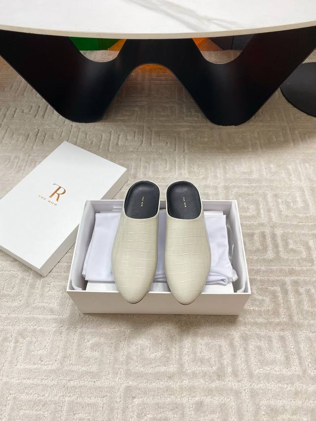 出厂 The Row小众潮牌25Vs秋季新款系列 尖圆头平底单鞋 原版一比一打造舒适度、包裹性都比较好。个性十足，很好驾驭各种风格衣服搭配 面料:原版定制牛皮