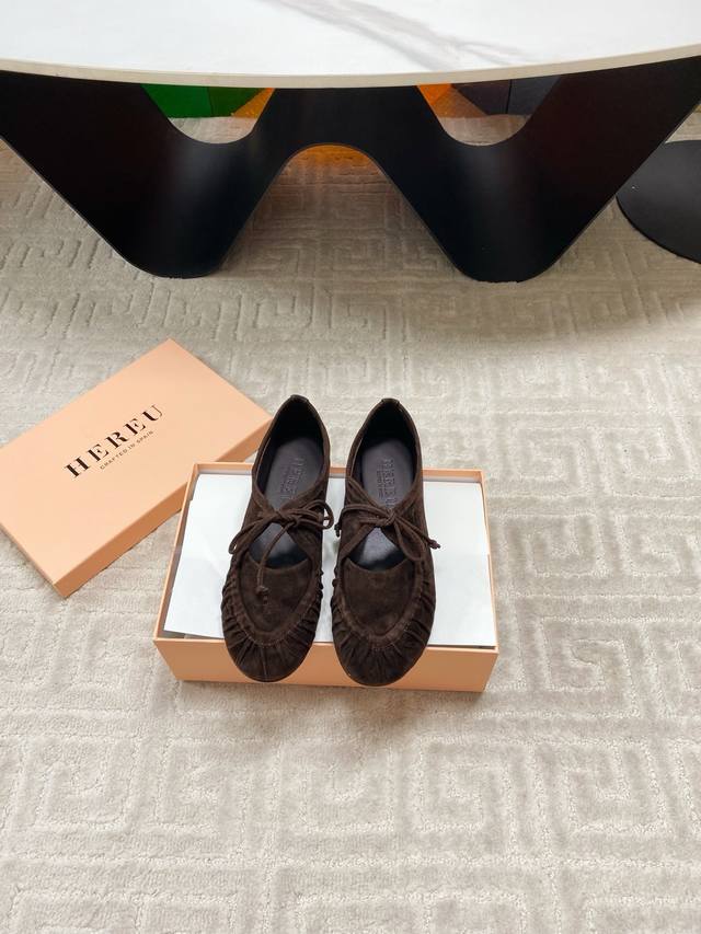 出厂 Hereu小众潮牌25Vs秋季新款系列 原版一比一打造舒适度、包裹性都比较好。个性十足，很好驾驭各种风格衣服搭配 面料:原版定制羊绒 内里:原版定制羊皮