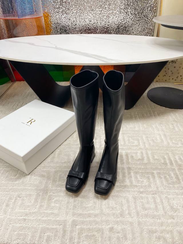 出厂 ！The Row 25Ss秋冬新品蝴蝶结方头粗跟弹力长靴！弹力材质穿着起来舒适又有造型感，绝对是本季秋冬的必备单品 极简的线条 包裹的腿型超级显瘦 时髦度