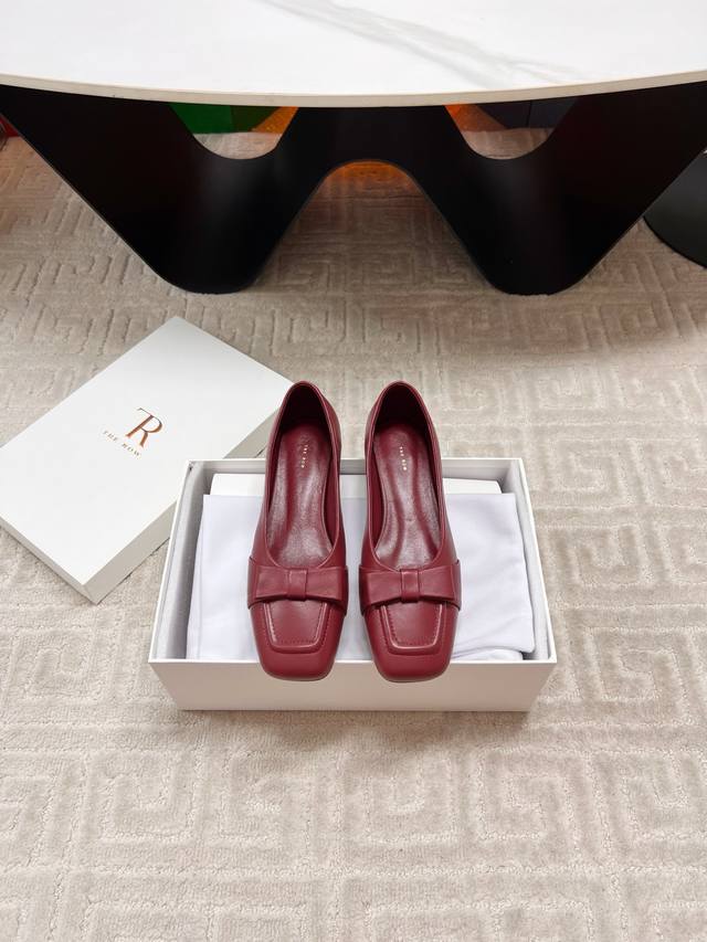 出厂 The Row 26春晚新款蝴蝶结方头粗跟玛丽珍单鞋据说这是本年度最美丽的玛丽珍奶，法式优雅气质在线、高级又时髦，可盐可甜，文艺又气质！无论是夏天配短裙配