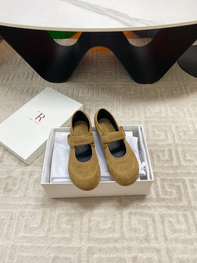 出厂 The Row 玛丽珍 单鞋 第一眼看到这个鞋子就爱上了，带点复古味随意搭配都好看！各大网红博主都在穿它，整个鞋子非常柔软，好穿不磨脚。简约百搭款~ 面：