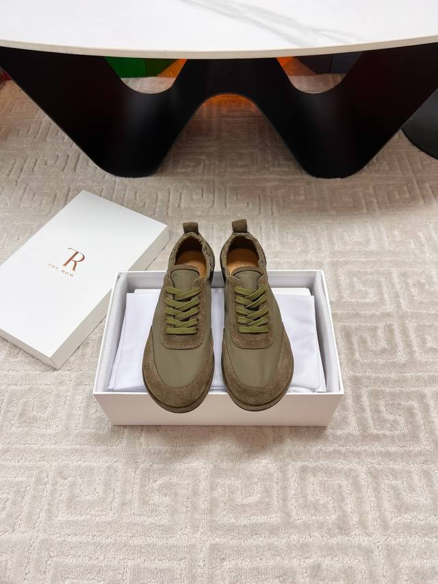 出厂 The Row26春夏最新简易拼色系带阿甘休闲鞋！小红书被点爆的一款最新单品！一眼情定The Row 板鞋！即便是一双普通的运动鞋Row 家依旧看起来充满