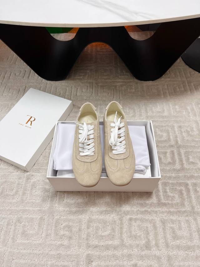出厂 The Row26春夏新款极简主义拼色系带休闲鞋阿甘德训鞋！ 这款低帮运动鞋是打造极简主义休闲夏日衣橱的理想穿搭之选，采用麂皮鞋面和同色系橡胶鞋底设计，优