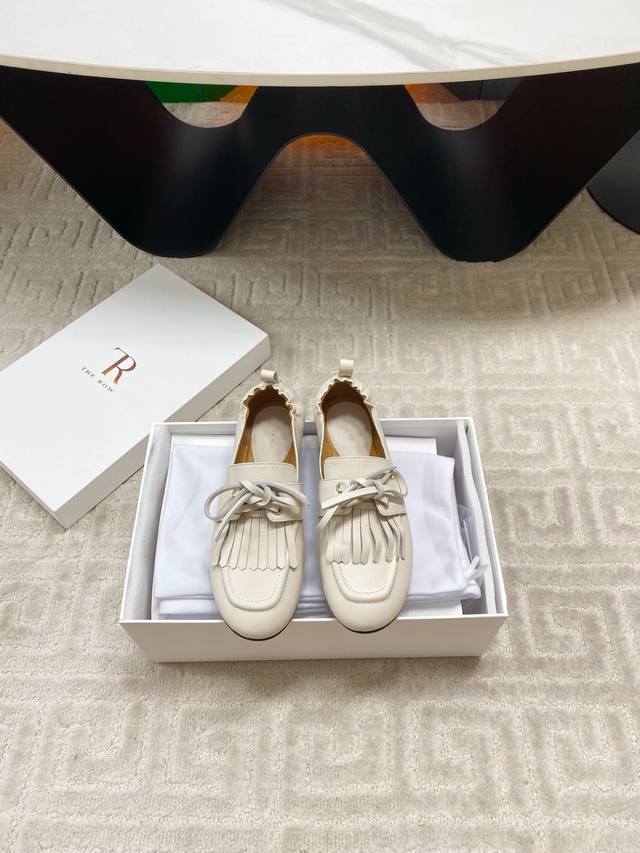 出厂 The Row 26春夏新品流苏平底乐福鞋单鞋！鞋面流苏设计甜美又显大气，好看也不单调带点复古甜美风随意搭配都好看！很包脚实在太好看了，主要鞋子也是非常非