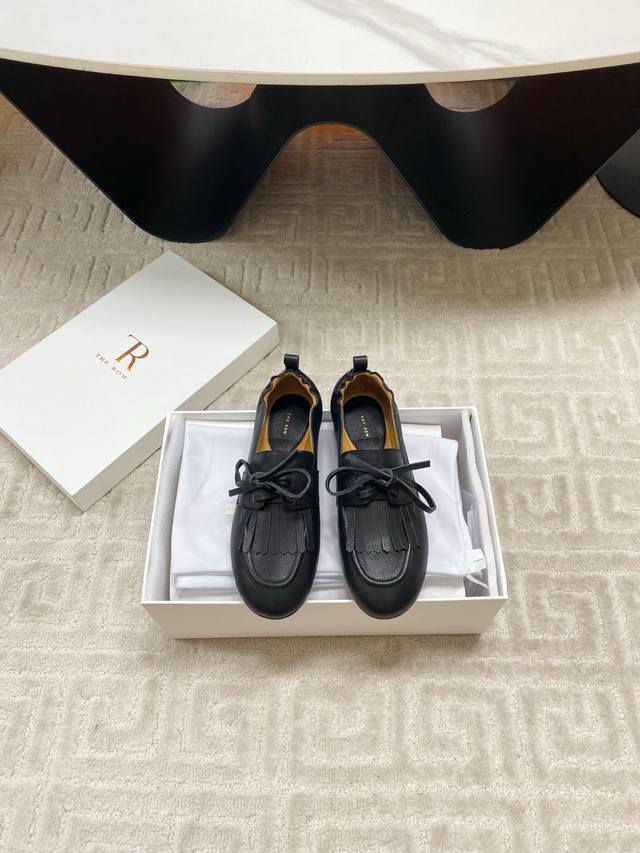 出厂 The Row 26春夏新品流苏平底乐福鞋单鞋！鞋面流苏设计甜美又显大气，好看也不单调带点复古甜美风随意搭配都好看！很包脚实在太好看了，主要鞋子也是非常非