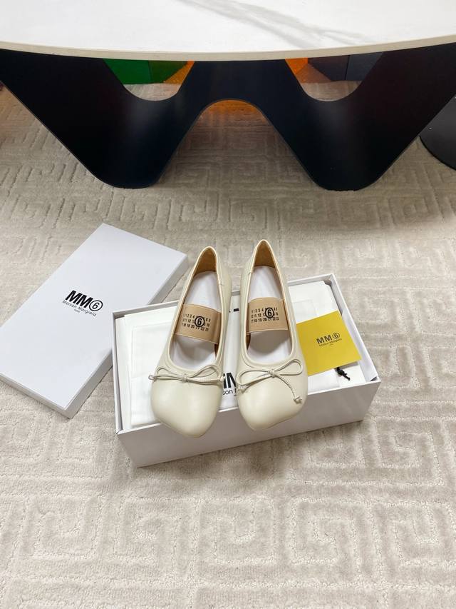 出厂 Mm6马吉拉25最新蝴蝶结单鞋 经典斜方头复古设计，高级又不失体面，怎么穿都能美美的出街 品牌弹力带设计点缀 更增添了份华丽浪漫感很容易一眼就被吸引 搭配