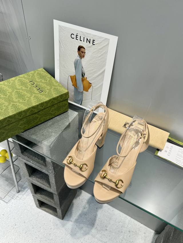 工厂P价 G家顶级代购 Gucci 夏季新款 恨天高高跟水台凉拖鞋经典马街链条扣 上脚非常完美，优雅大方并且性感！ 面料：牛皮 内里 垫脚：进口羊皮里 鞋跟：1