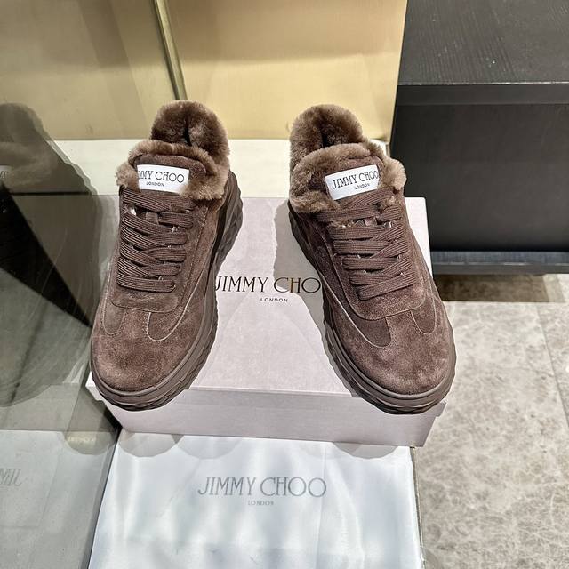 新款吉米周 Jimmy Choo ，独家发售，原版大底休闲小白鞋，采用最新工艺设计，立体感强多种工艺融合一起，颠覆时尚，超级有型！搭配超美。原版一比一，真羊毛保