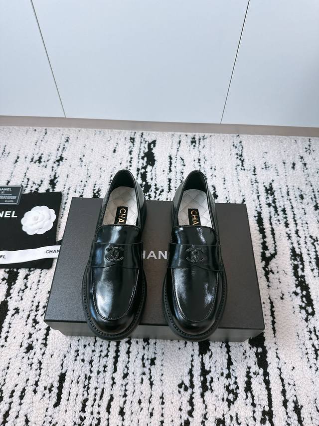 顶级乐福鞋 各大明星网红走秀款 百年经典！ 独家巨献！重磅来袭！ 鞋面进口羊皮 漆皮 进口舒适柔软羊皮内里垫脚 意大利原版真皮大底 尺码35-41 [40.41